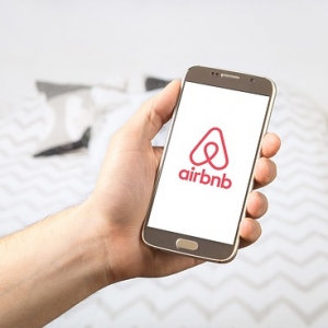 Airbnb continue sa croissance externe avec l'acquisition de Lyric