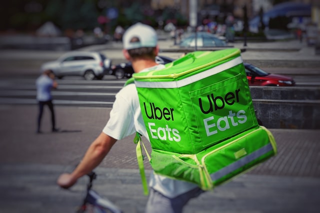 Carrefour et Uber Eats permettent la livraison de courses en moins de 15 minutes