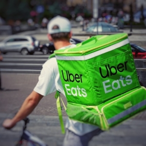 Carrefour et Uber Eats permettent la livraison de courses en moins de 15 minutes
