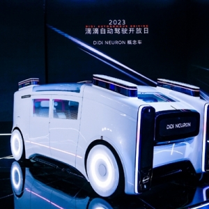 Didi Chuxing dévoile son prototype de robotaxis minibus avec bras robotisé et système Lidar