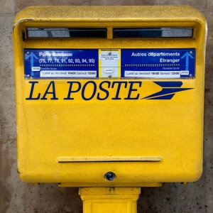 Les postiers de Saint-Malo testent un vélo cargo électrique pour la livraison de colis