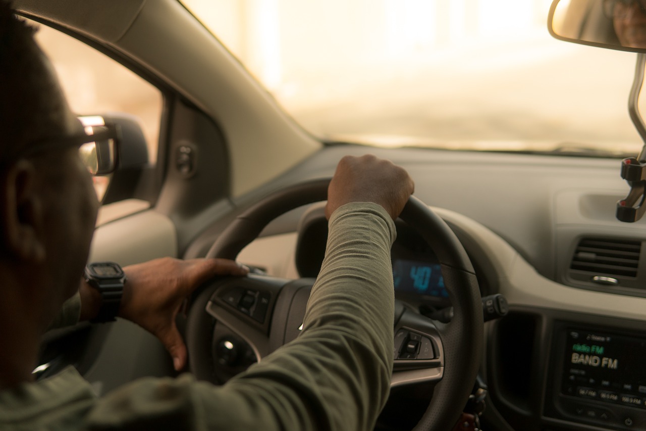 Uber relève l'âge minimal des chauffeurs en Californie suite à la hausse des tarifs d'assurance