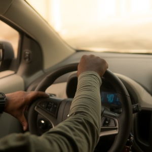 Uber relève l'âge minimal des chauffeurs en Californie suite à la hausse des tarifs d'assurance