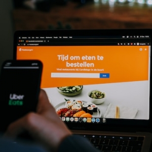 Uber Eats Intègre IA et innovations de paiement pour améliorer l'expérience utilisateur