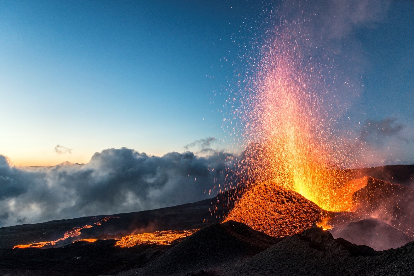 Éruption du Piton de la Fournaise : un feu d'artifice pour la nouvelle année !